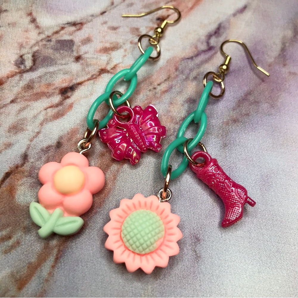 Handmade Western Flower Kawaii Plastic Chain Earrings - Picture 1 of 4